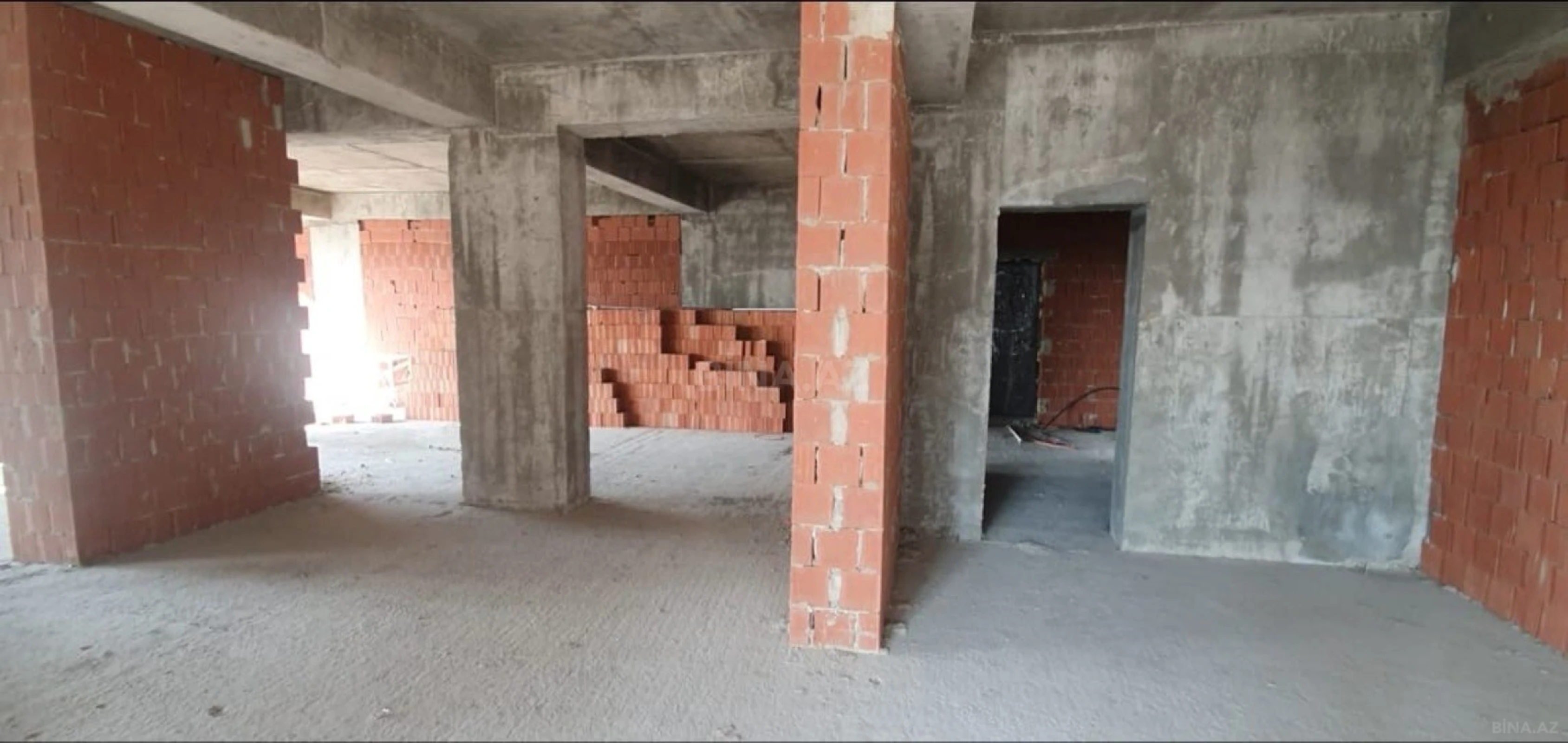 Satılır 4 otaqlı mənzil 172 m²
