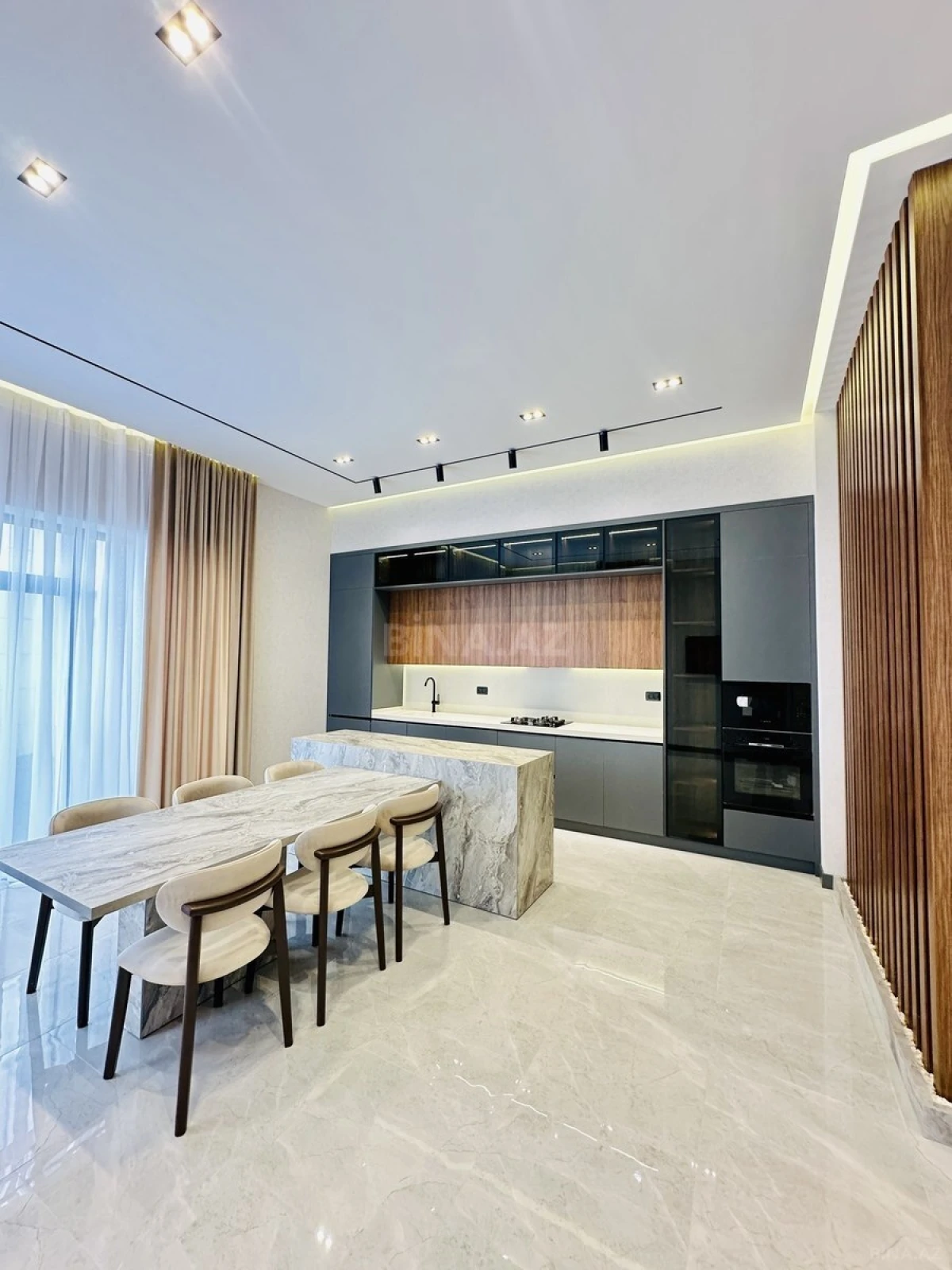 Satılır 5 otaqlı həyət evi 300 m²