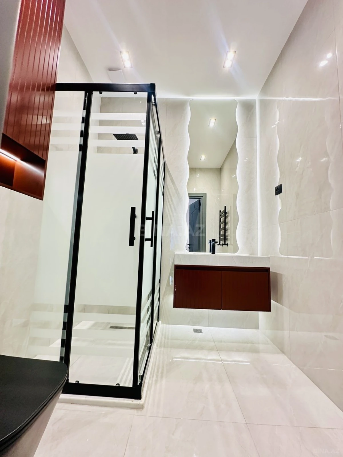 Satılır 5 otaqlı həyət evi 300 m²