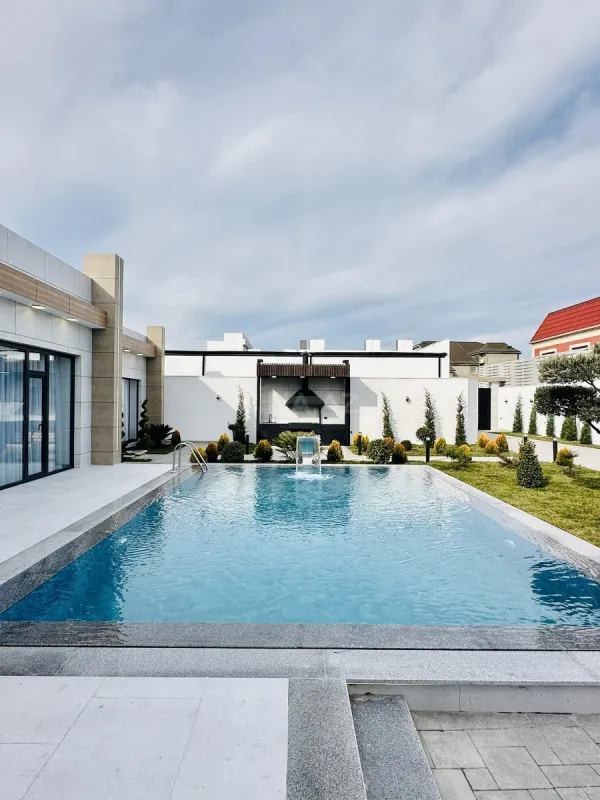 Satılır 5 otaqlı həyət evi 300 m²