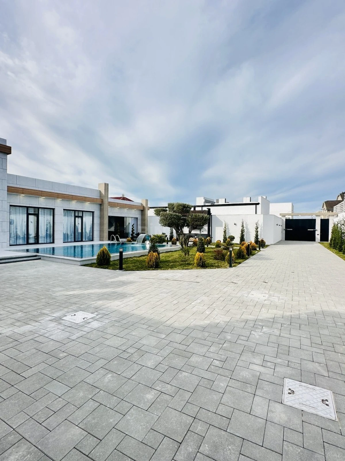Satılır 5 otaqlı həyət evi 300 m²