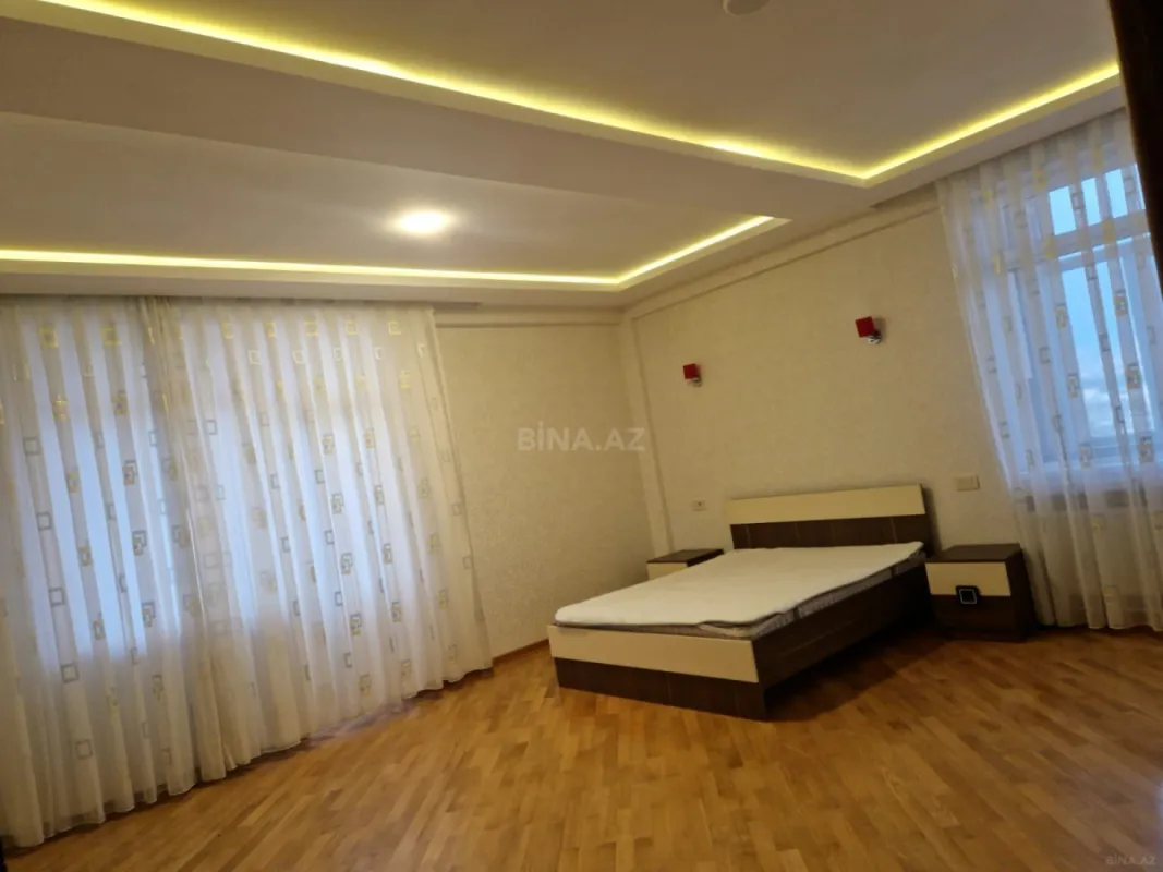 Satılır 3 otaqlı mənzil 130 m²