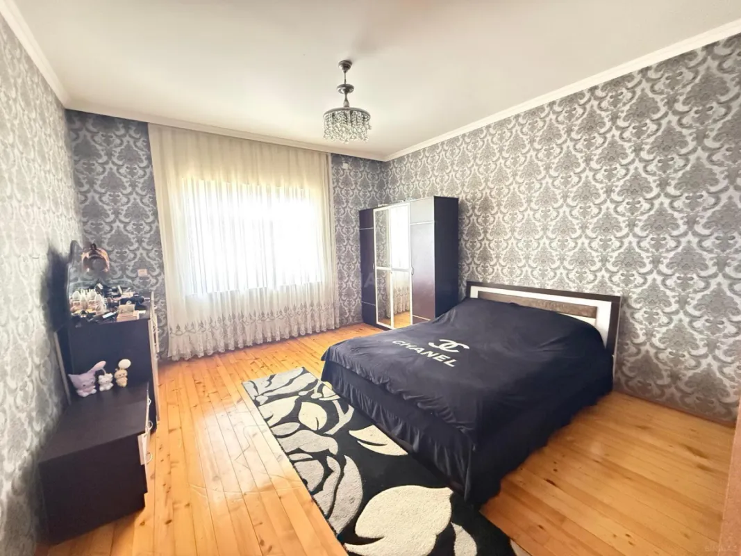 Satılır 8 otaqlı həyət evi 195 m²