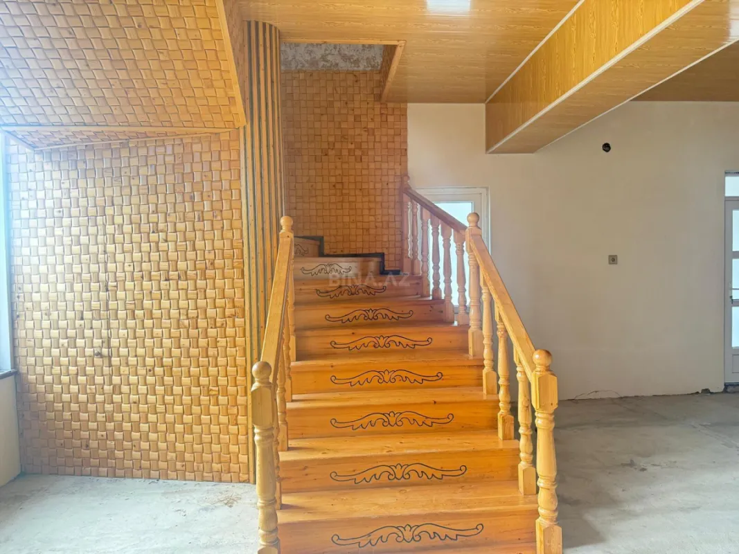 Satılır 8 otaqlı həyət evi 195 m²