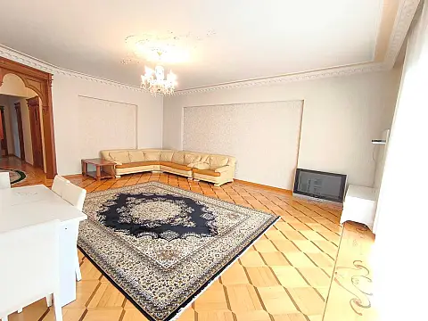 Kirayə verilir 4 otaqlı mənzil 160 m²