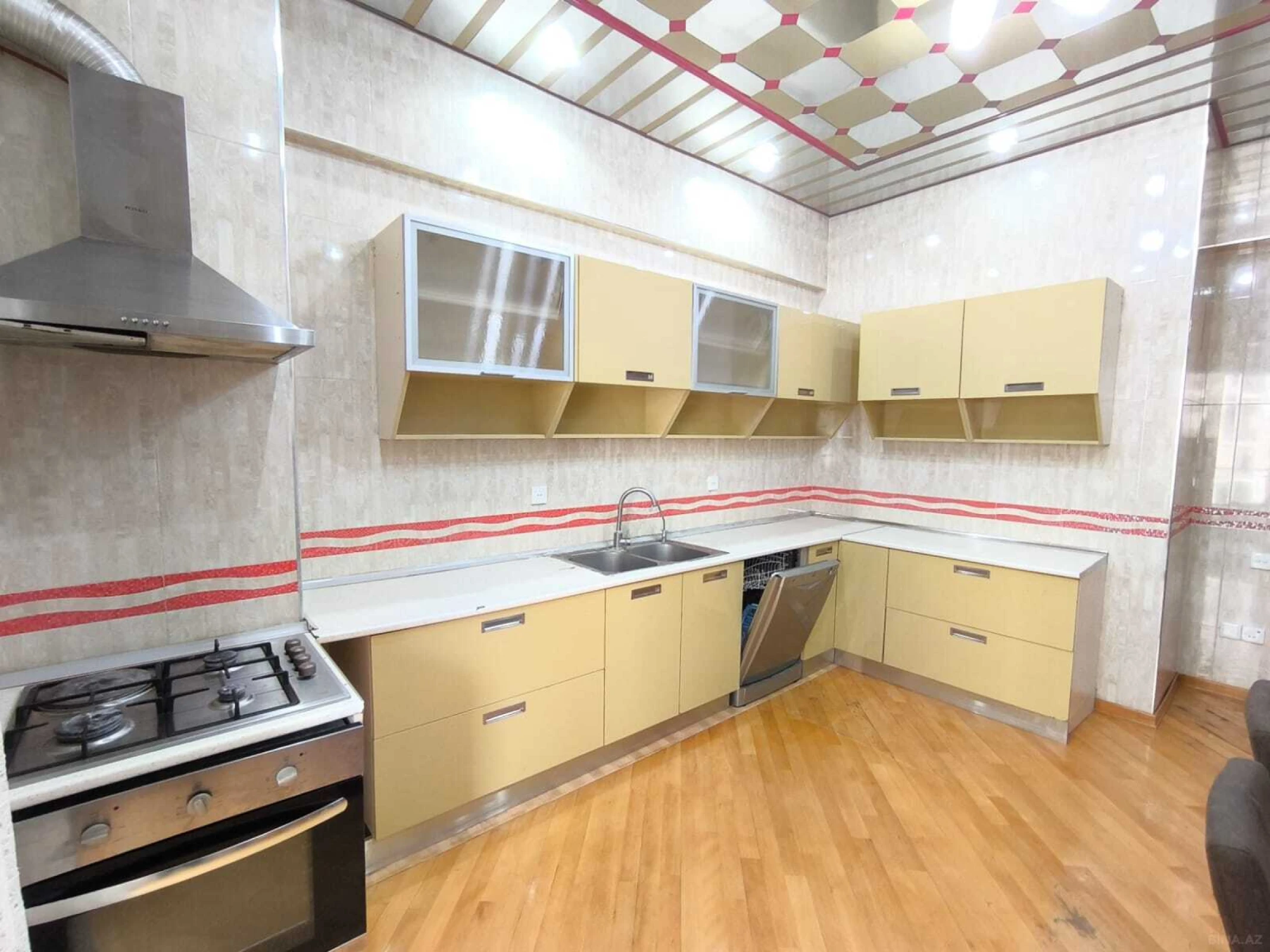 Kirayə verilir 4 otaqlı mənzil 160 m²