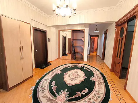 Kirayə verilir 4 otaqlı mənzil 160 m²