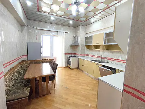 Kirayə verilir 4 otaqlı mənzil 160 m²