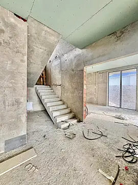 Satılır 6 otaqlı həyət evi 350 m²