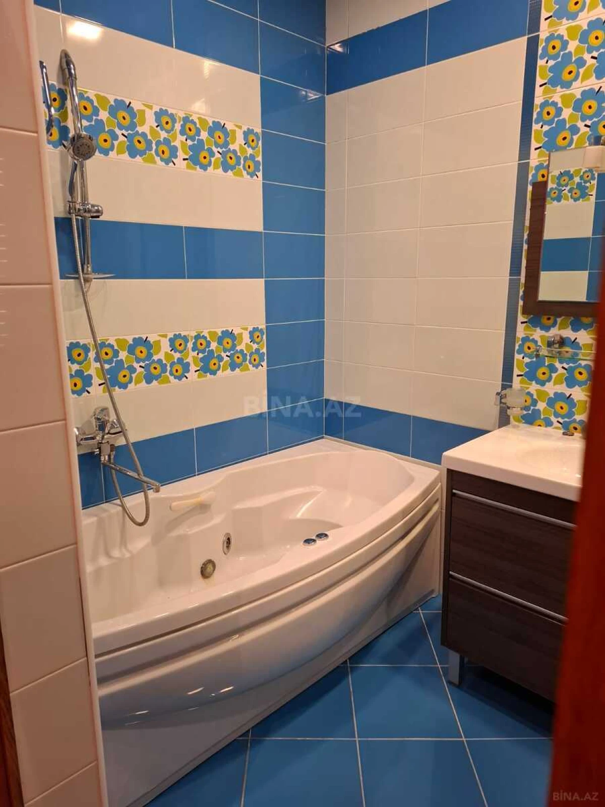 Kirayə verilir 3 otaqlı mənzil 120 m²