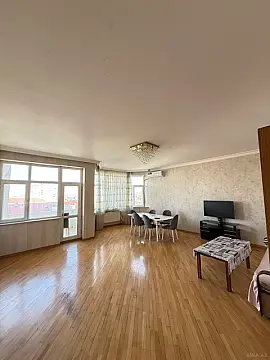 Kirayə verilir 3 otaqlı mənzil 172 m² — Bakı, Memar Əcəmi yanı 3 otaq 172.00 m²