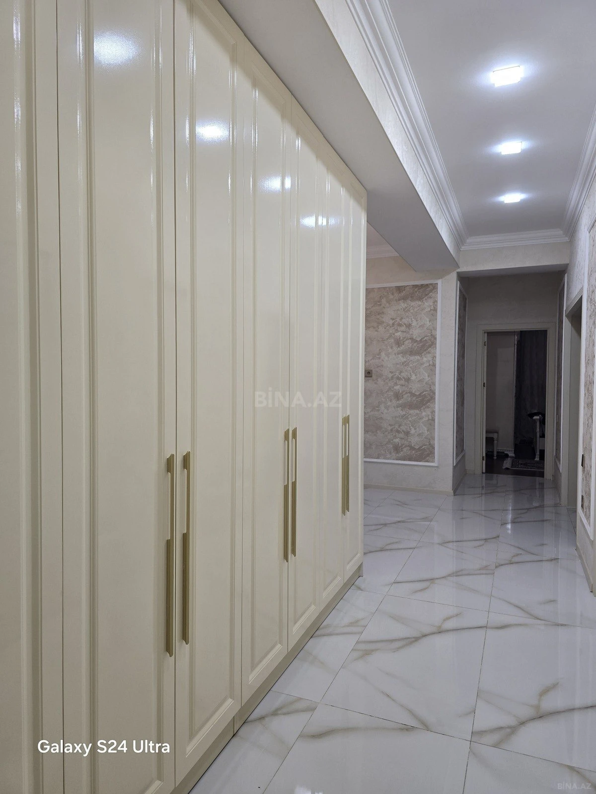 Satılır 4 otaqlı mənzil 140 m²