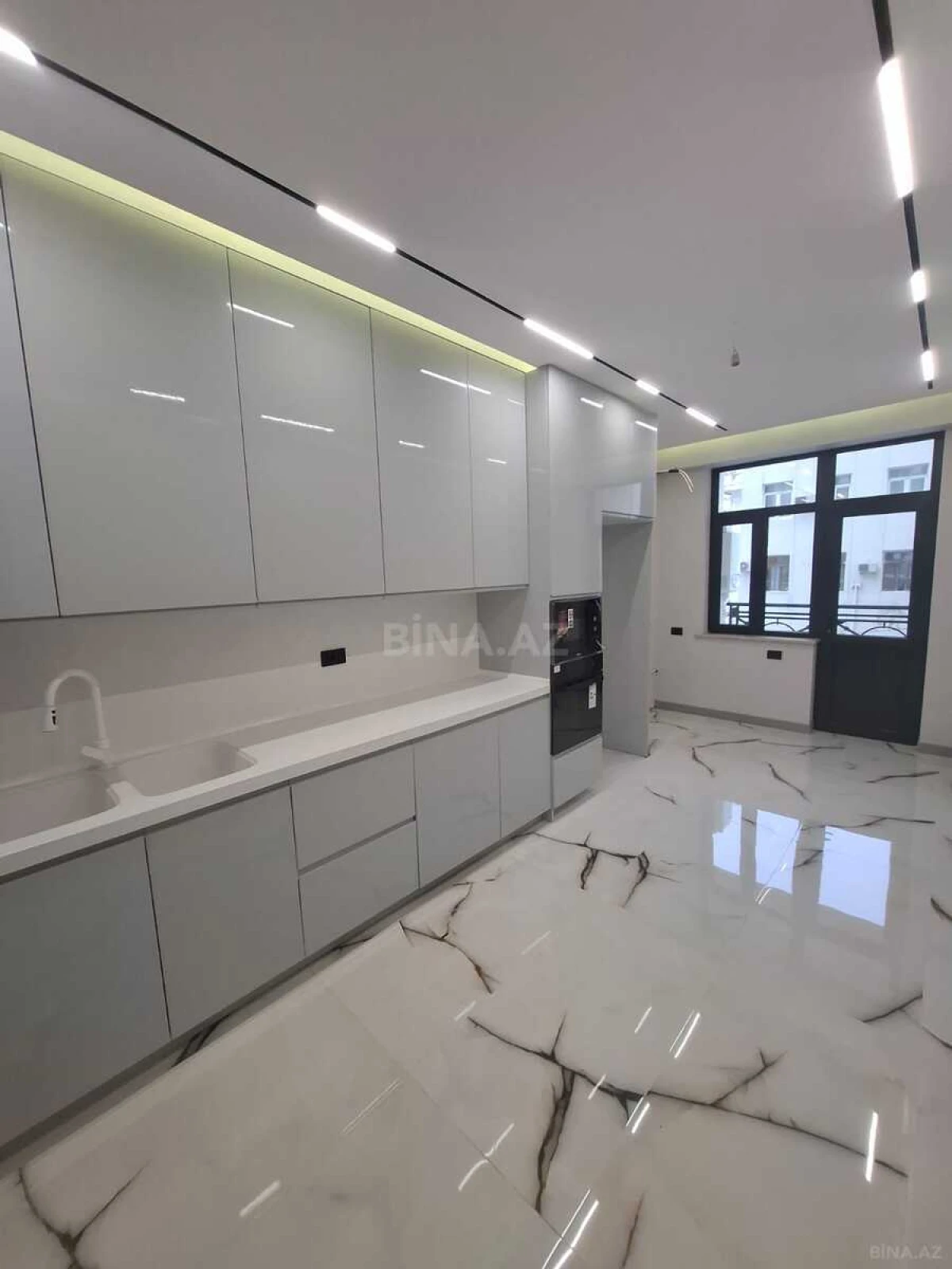 Satılır 4 otaqlı mənzil 145 m²