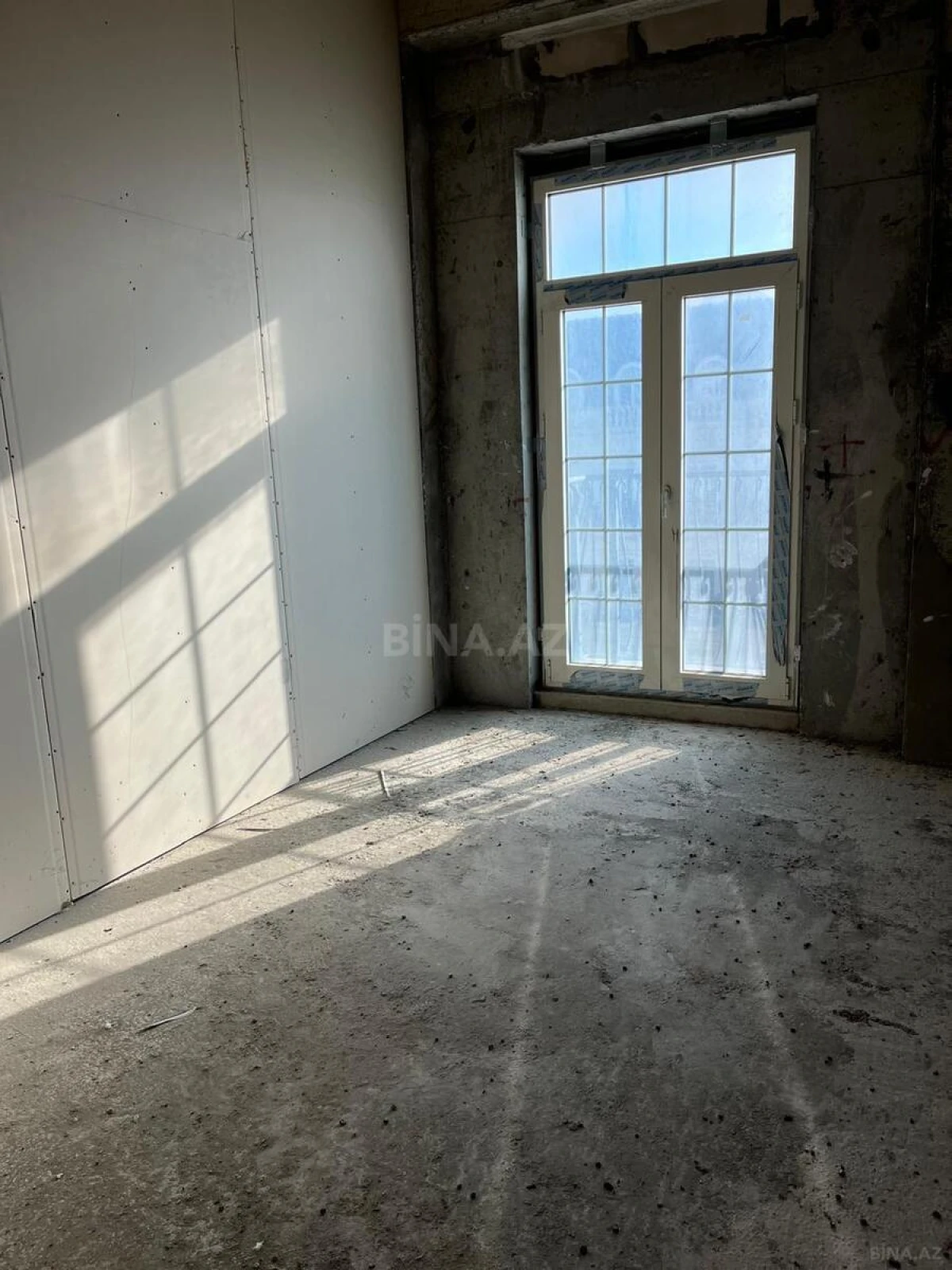 Satılır 4 otaqlı mənzil 135.7 m²