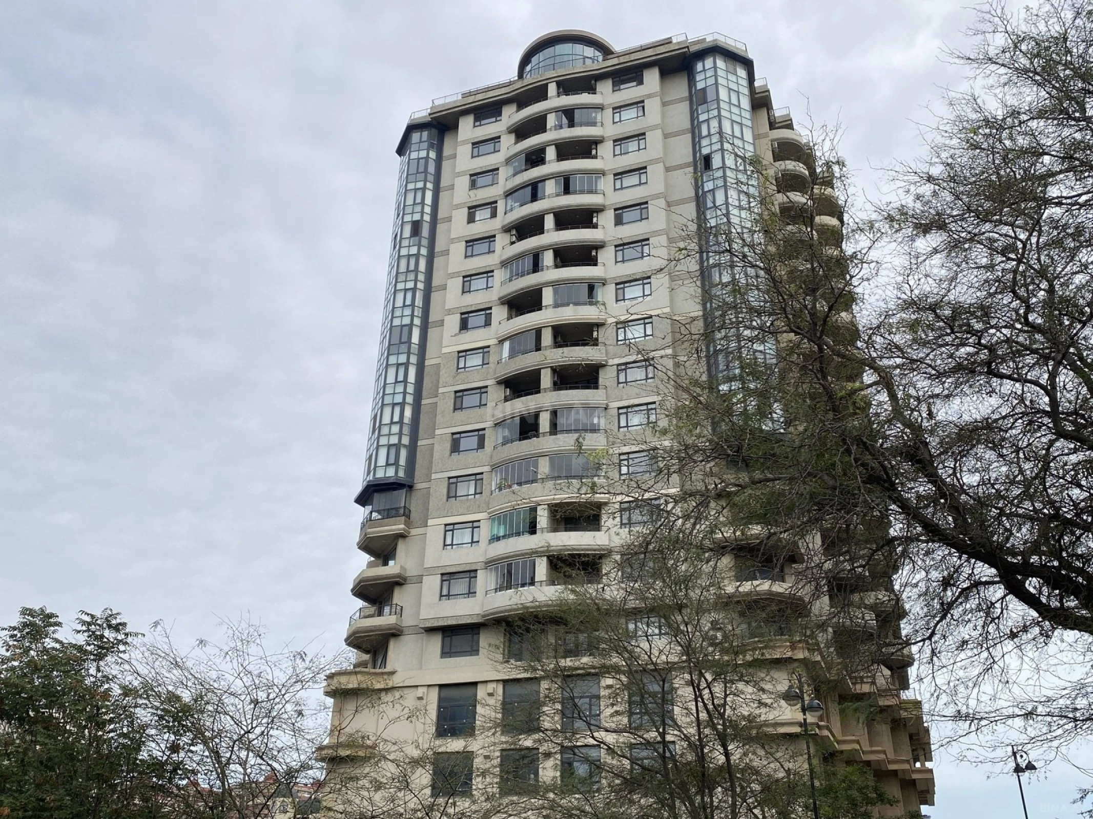 Satılır 4 otaqlı mənzil 210 m²