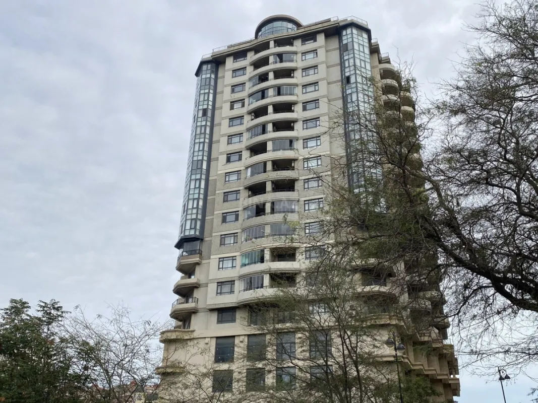 Satılır 4 otaqlı mənzil 210 m²