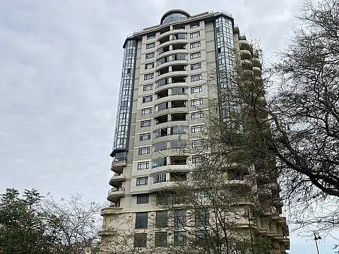 Satılır 4 otaqlı mənzil 210 m²