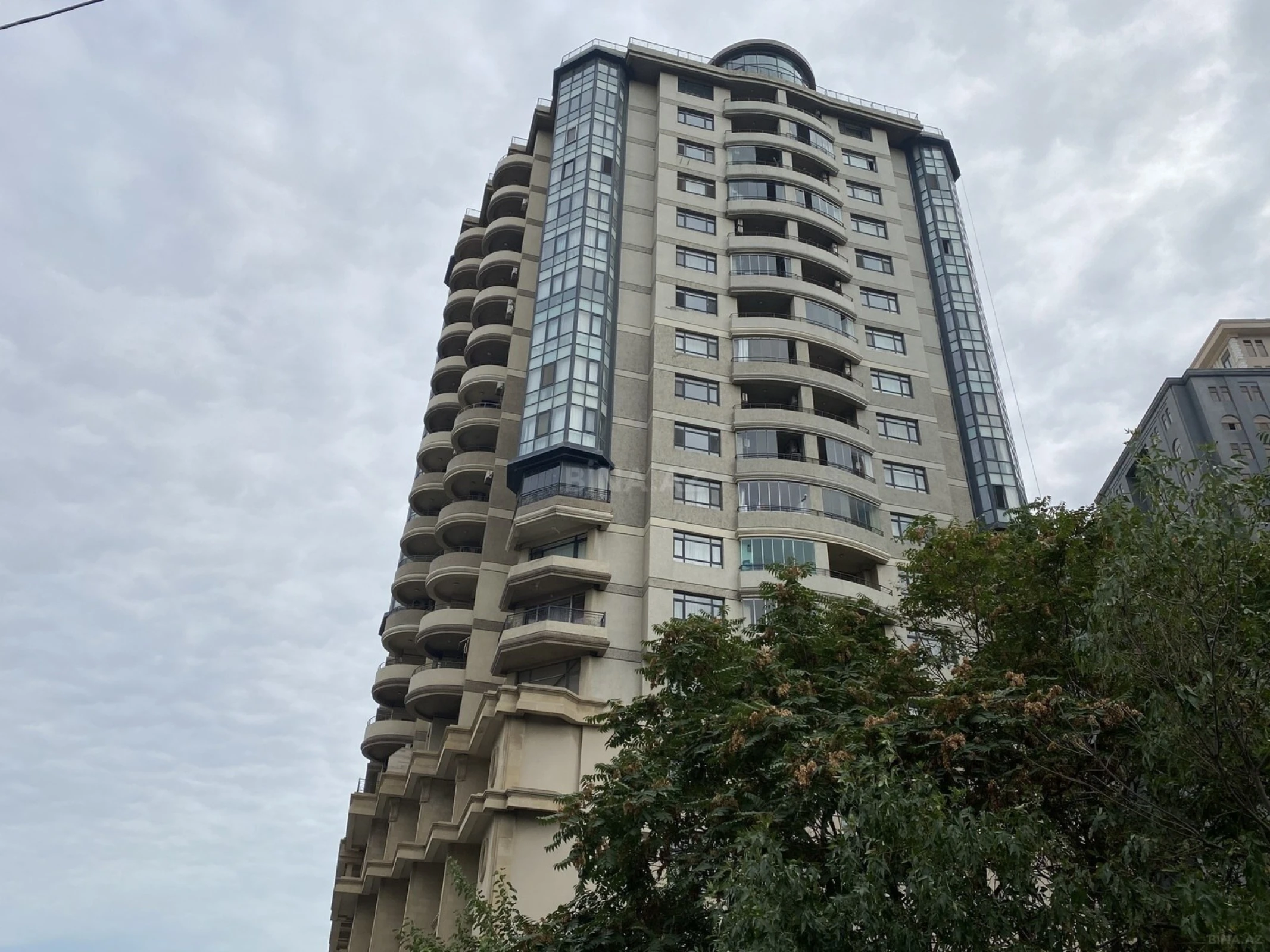Satılır 4 otaqlı mənzil 210 m²