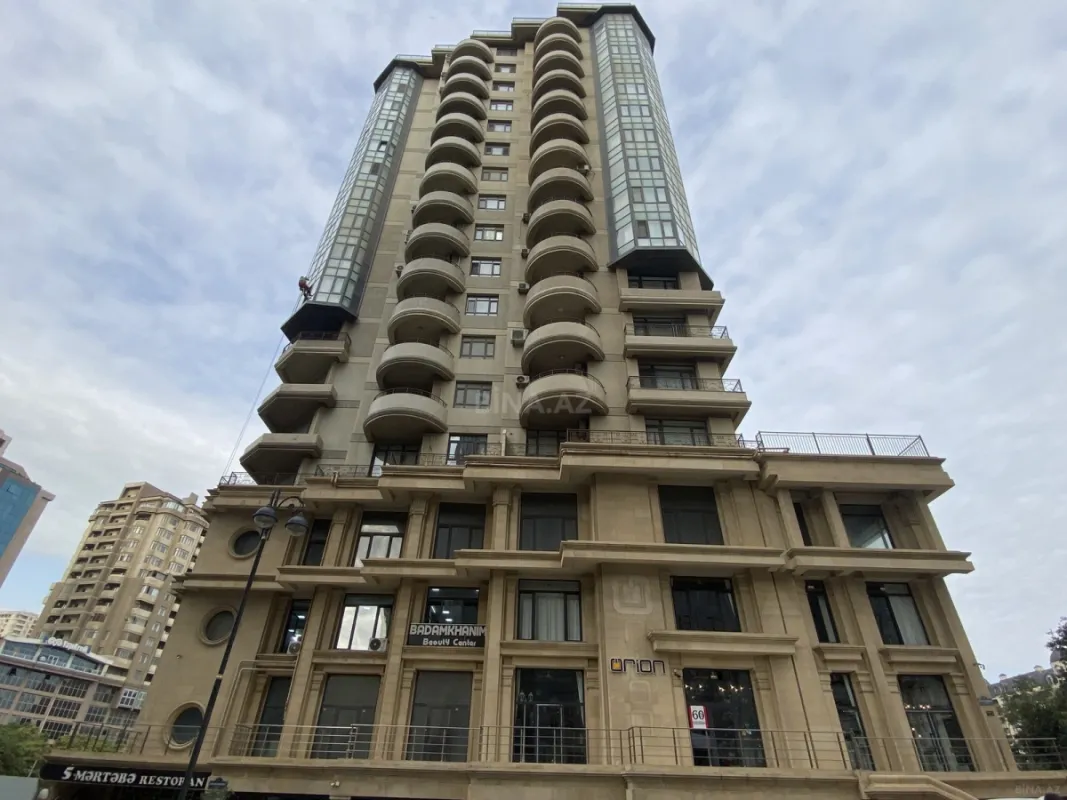 Satılır 4 otaqlı mənzil 210 m²
