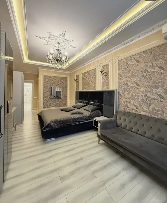 Satılır 4 otaqlı mənzil 210 m²