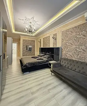 Satılır 4 otaqlı mənzil 210 m²