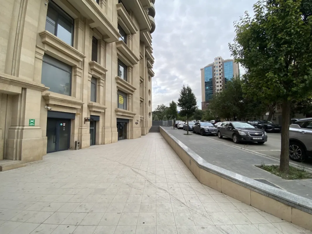 Satılır 4 otaqlı mənzil 210 m²