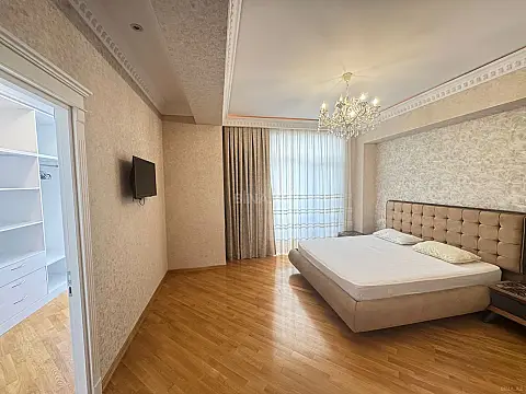 Kirayə verilir 4 otaqlı mənzil 210 m²