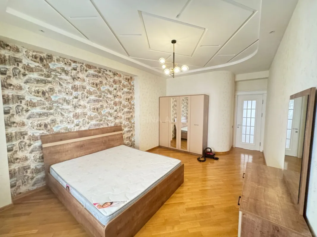 Kirayə verilir 4 otaqlı mənzil 210 m²