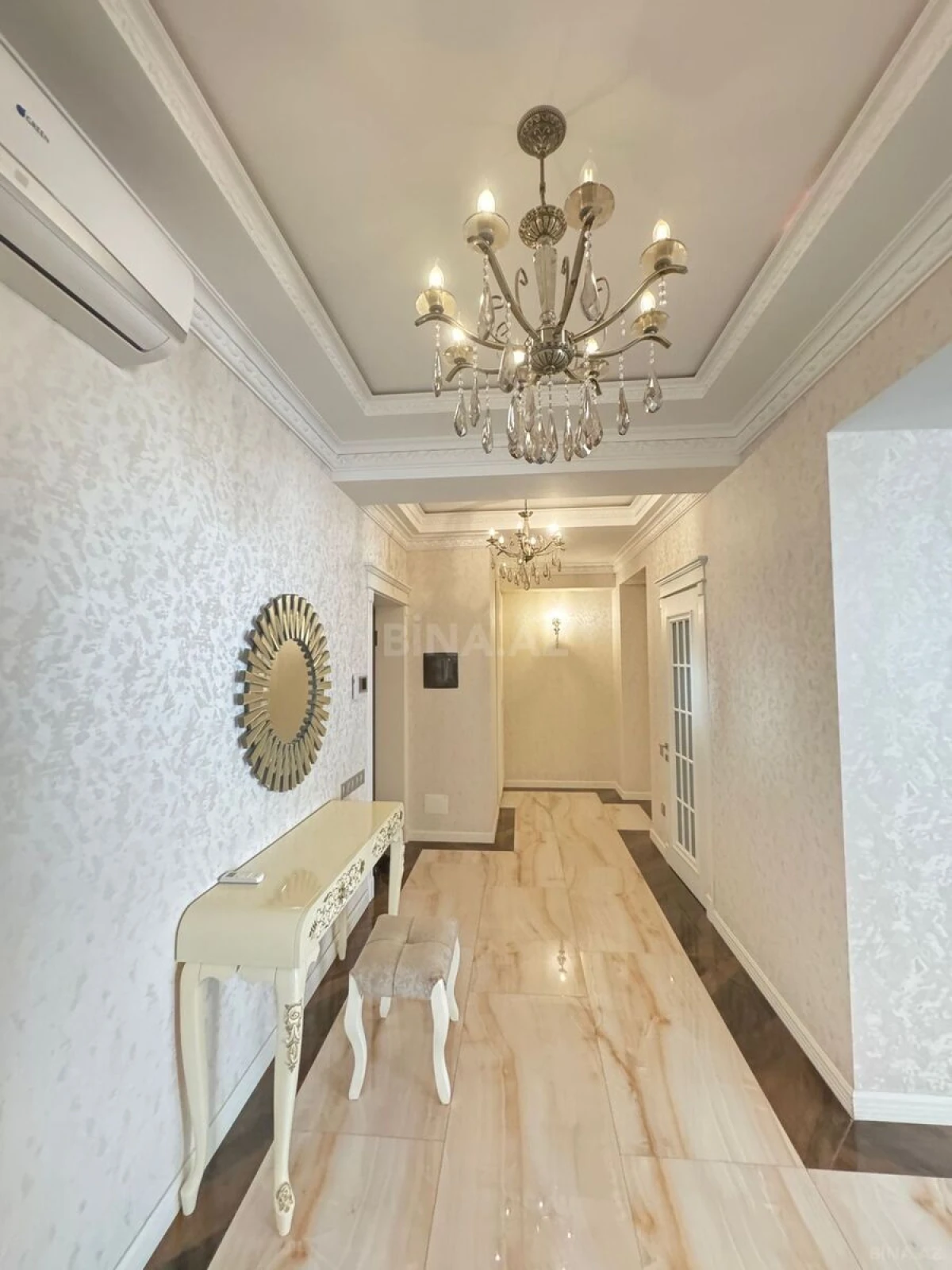 Kirayə verilir 4 otaqlı mənzil 210 m²