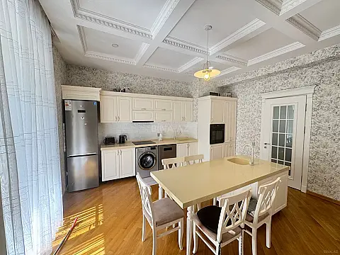 Kirayə verilir 4 otaqlı mənzil 210 m²