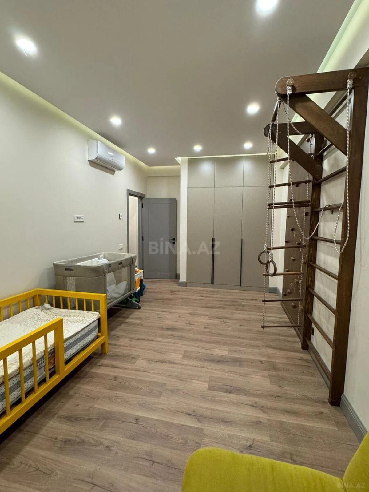 Satılır 4 otaqlı mənzil 181 m²