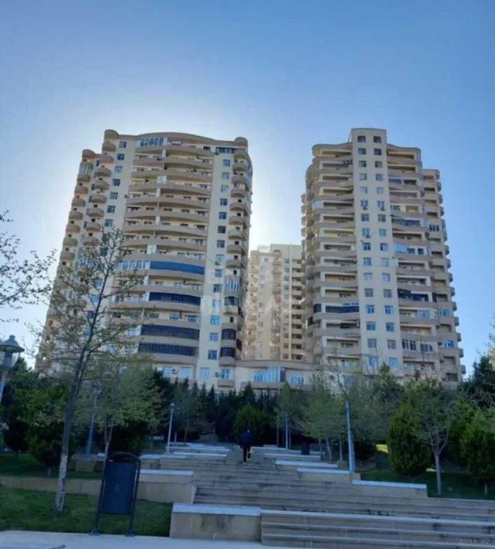 Satılır 4 otaqlı mənzil 181 m²