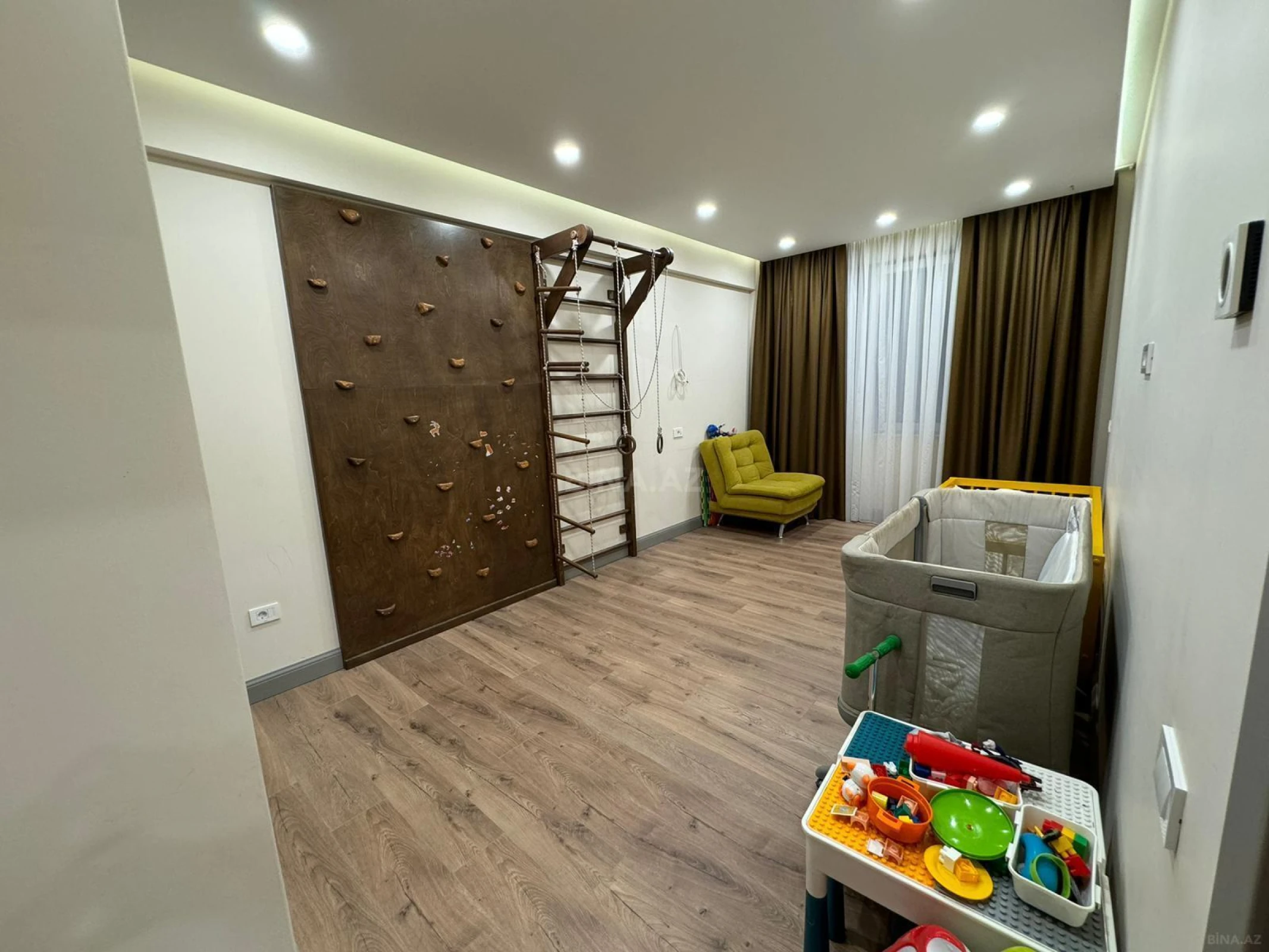 Satılır 4 otaqlı mənzil 181 m²