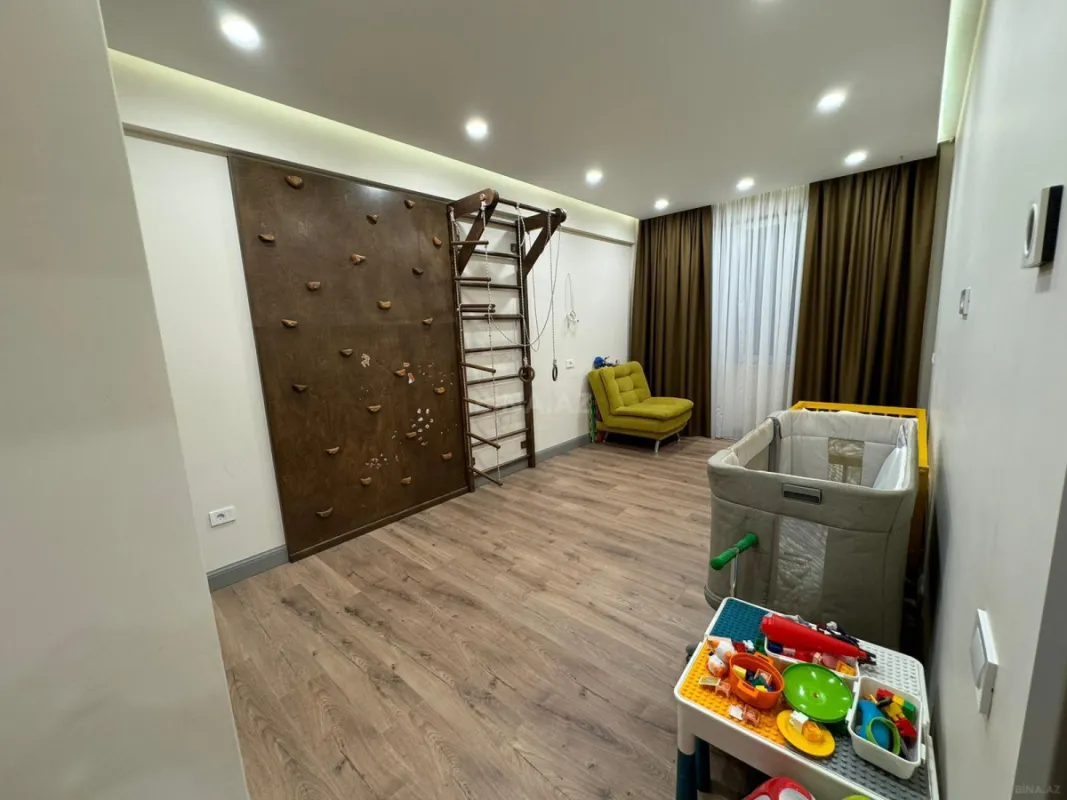 Satılır 4 otaqlı mənzil 181 m²