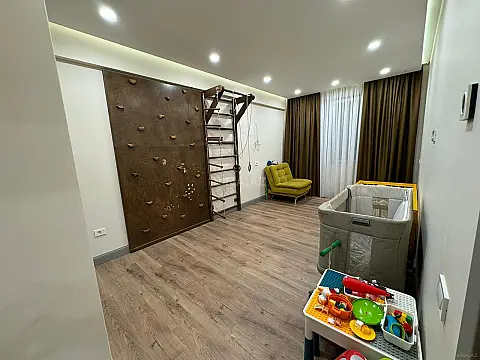 Satılır 4 otaqlı mənzil 181 m²