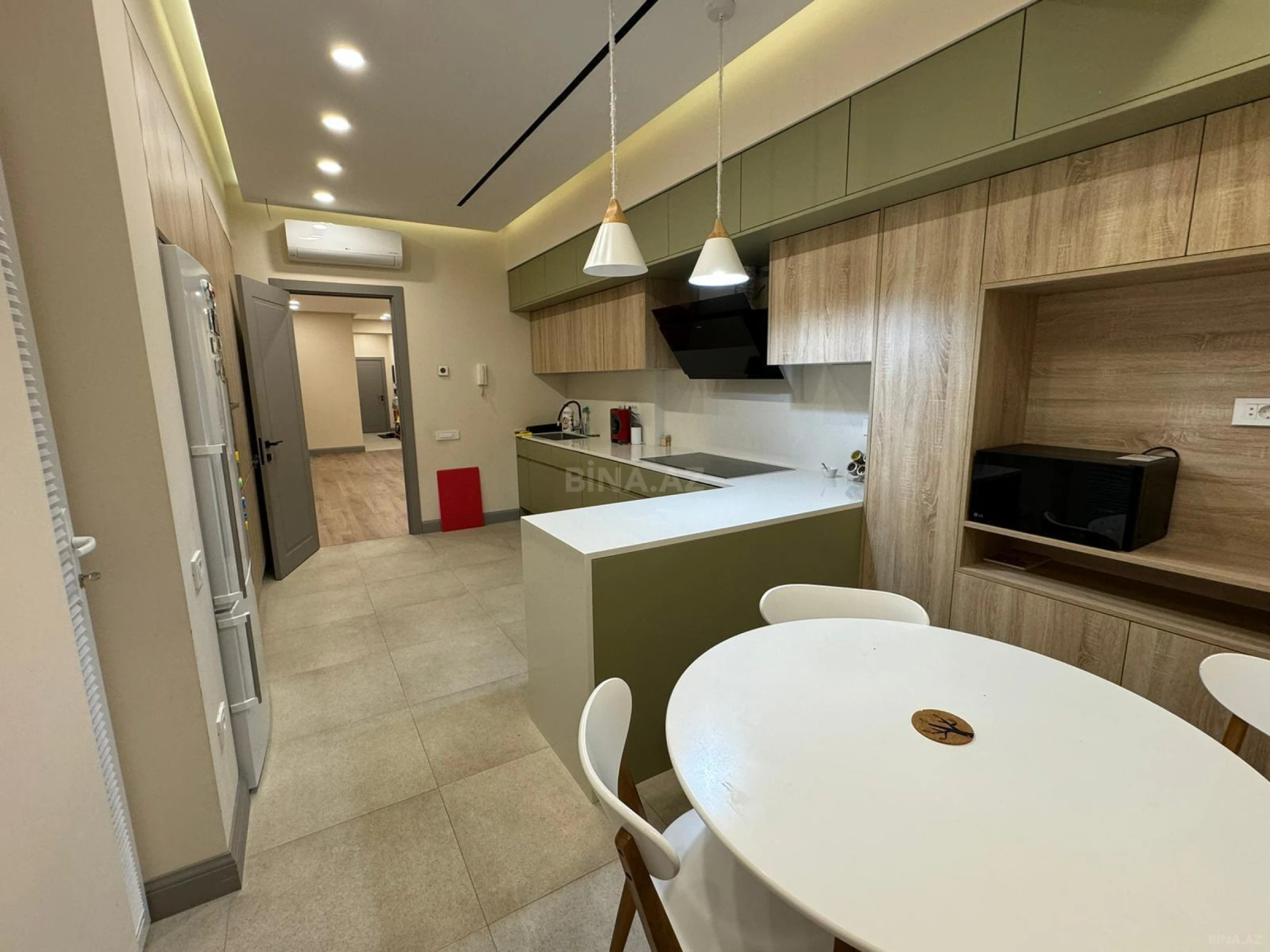 Satılır 4 otaqlı mənzil 181 m²