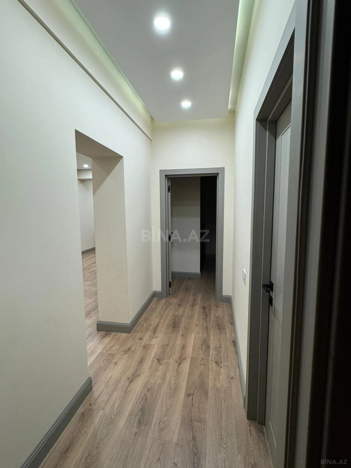 Satılır 4 otaqlı mənzil 181 m²