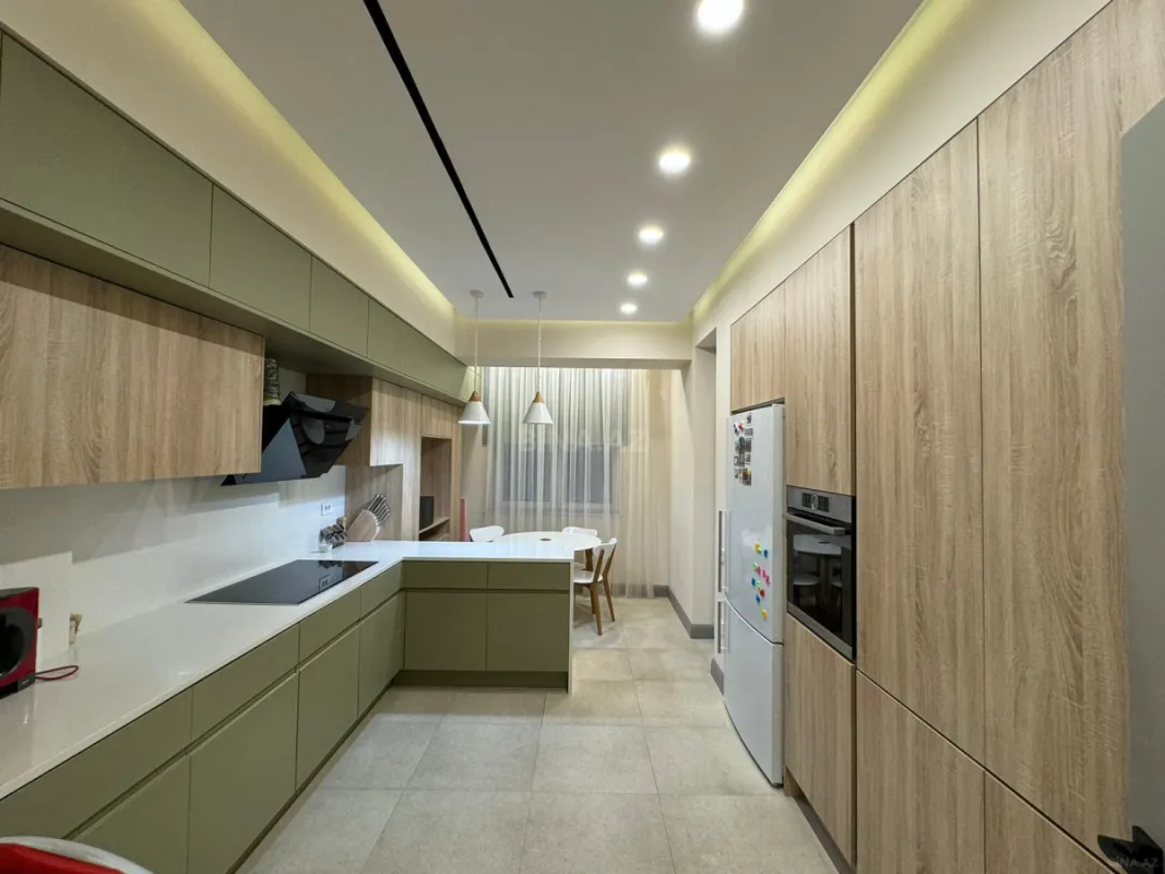 Satılır 4 otaqlı mənzil 181 m²