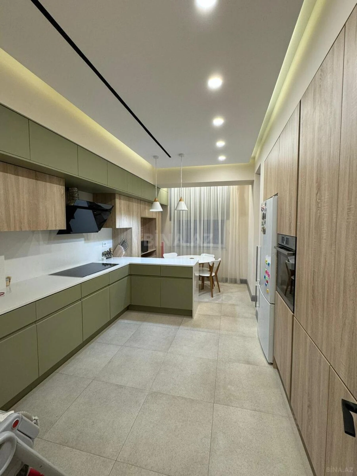 Satılır 4 otaqlı mənzil 181 m²