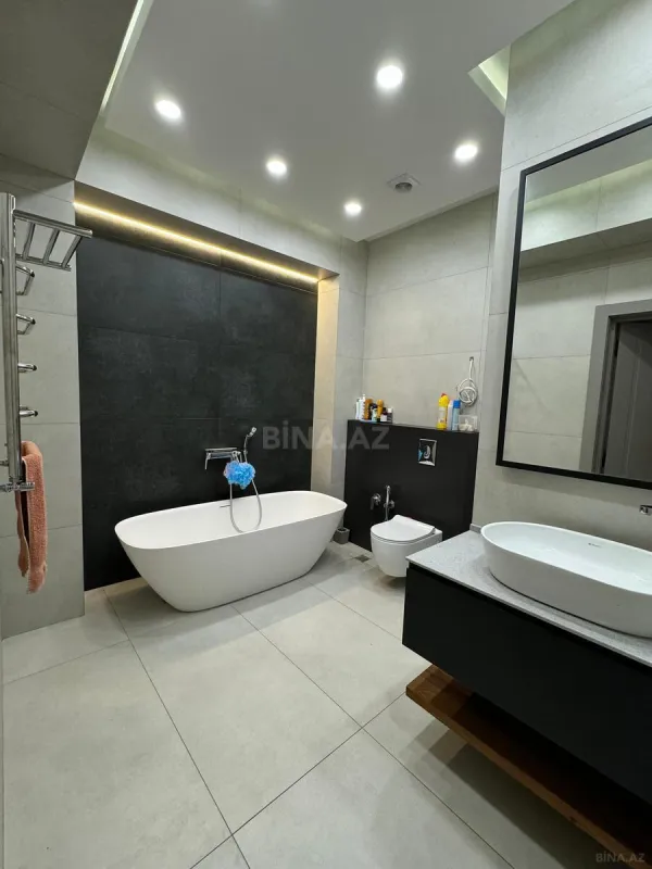 Satılır 4 otaqlı mənzil 181 m²