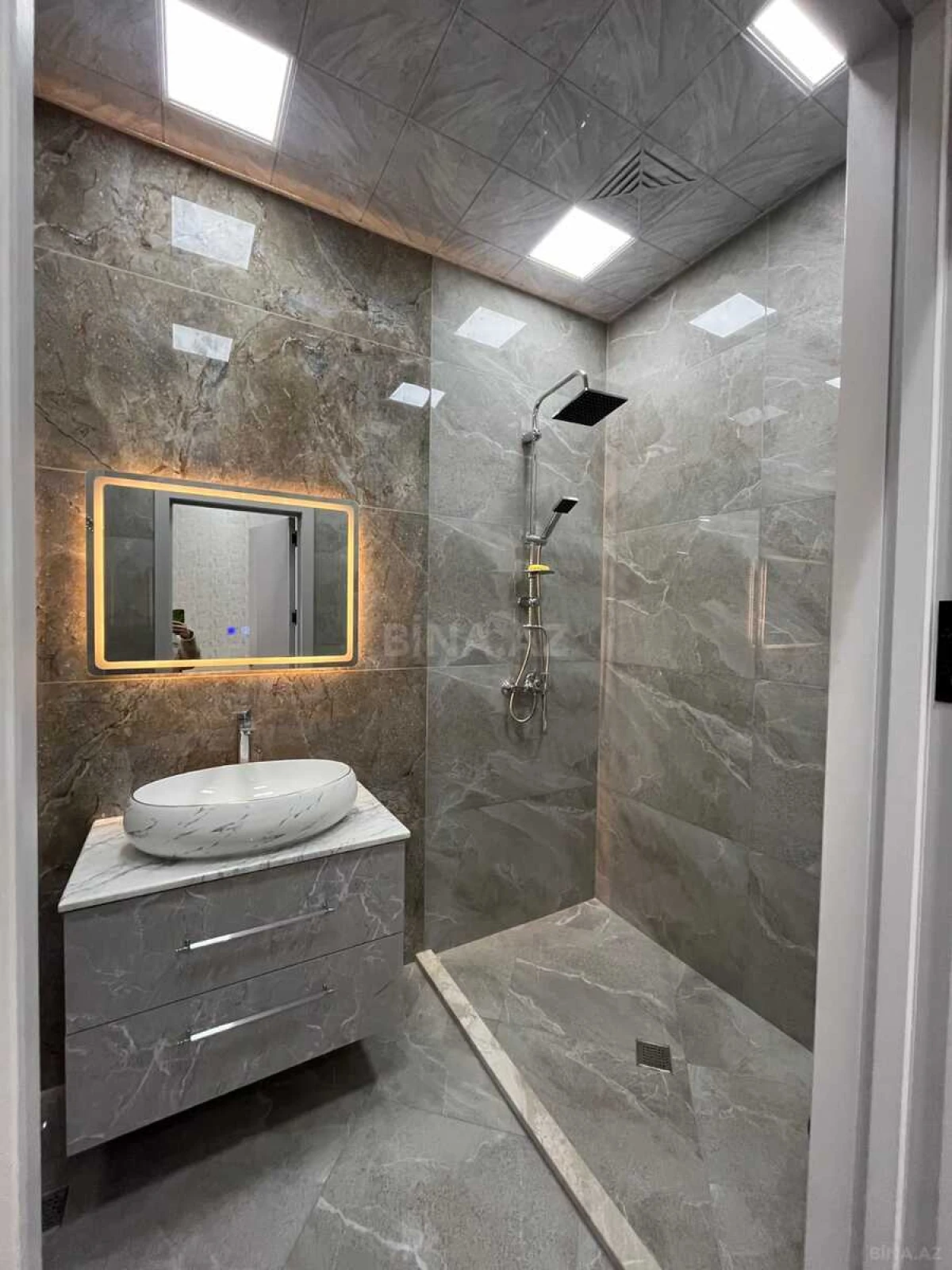 Kirayə verilir 2 otaqlı mənzil 85 m²