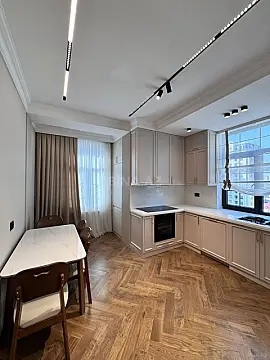 Satılır 4 otaqlı mənzil 165 m²
