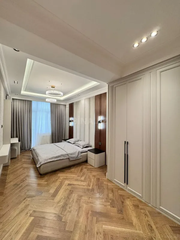 Satılır 4 otaqlı mənzil 165 m²