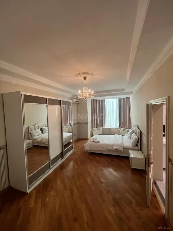 Satılır 9 otaqlı həyət evi 800 m²