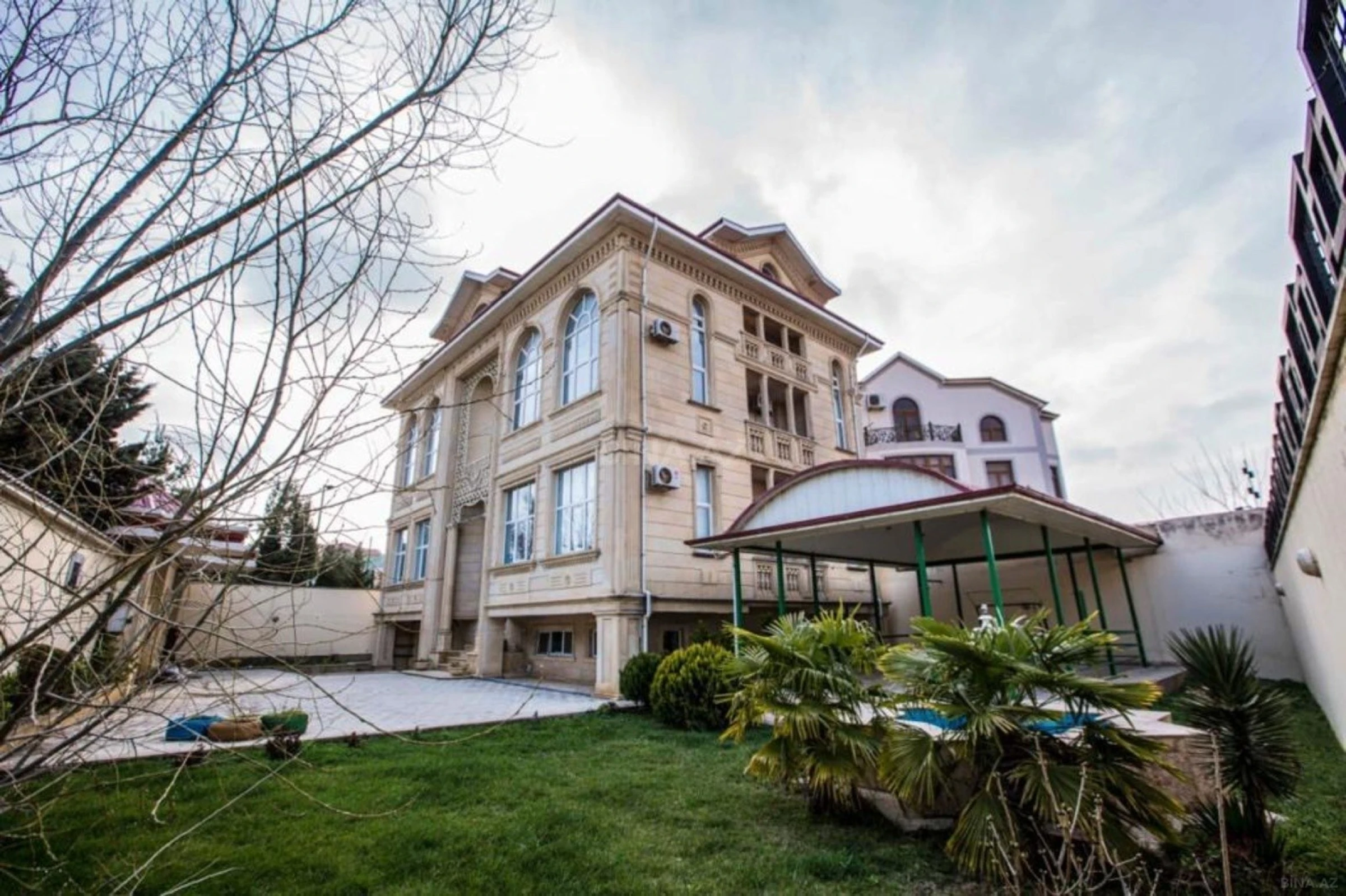 Satılır 9 otaqlı həyət evi 800 m²