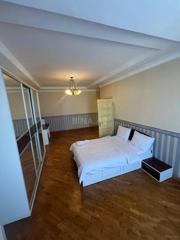 Satılır 9 otaqlı həyət evi 800 m²