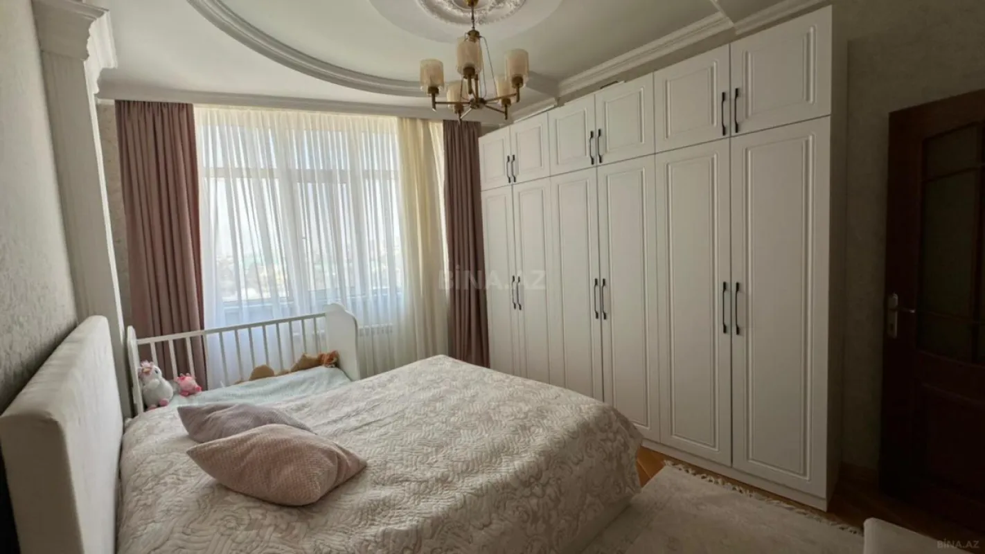 Satılır 4 otaqlı mənzil 180 m²