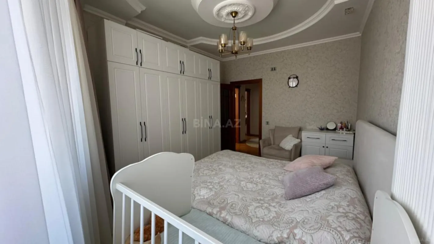 Satılır 4 otaqlı mənzil 180 m²