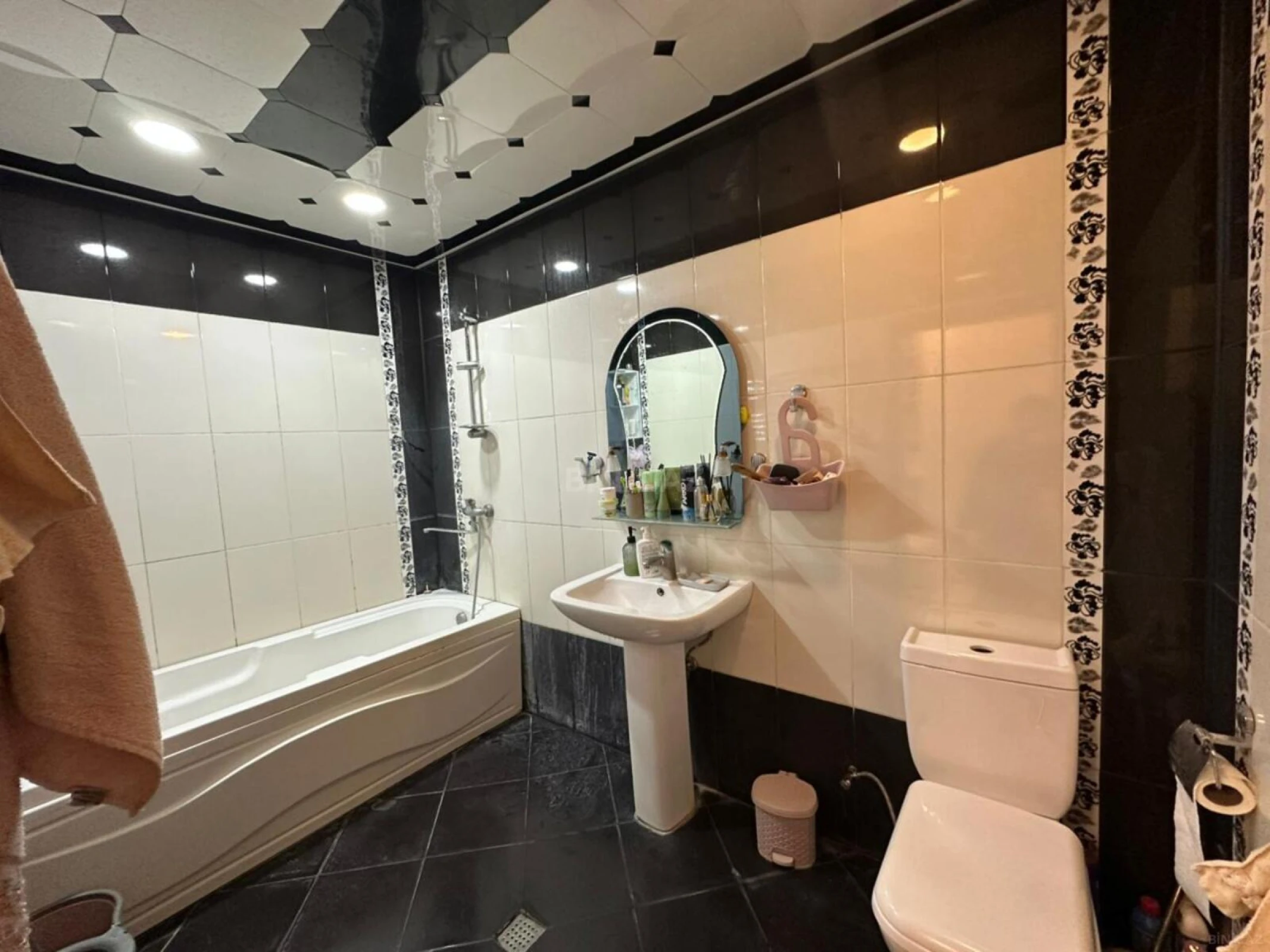 Satılır 4 otaqlı mənzil 180 m²