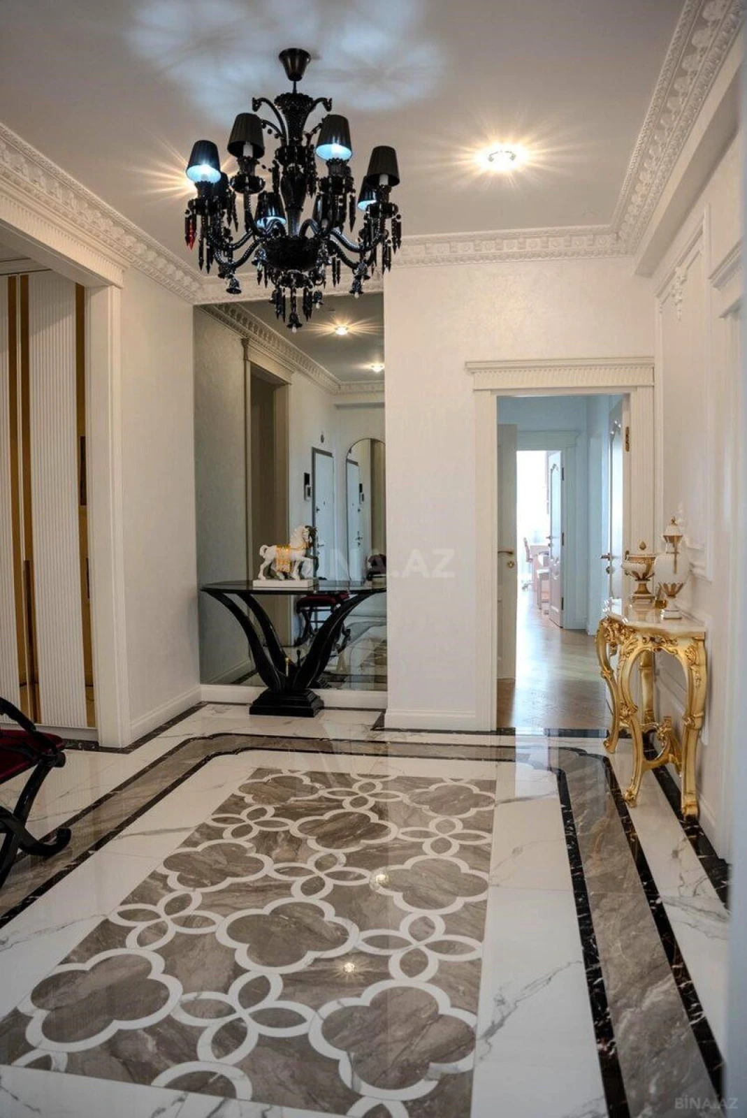 Satılır 5 otaqlı mənzil 225 m²